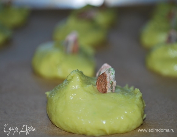 Ложкой сформировать печенье и добавить по 1–2 фисташки сверху. Выпекать при 170°C примерно 20 минут.