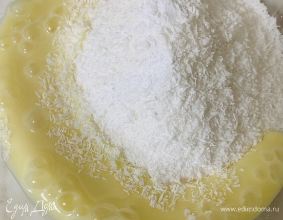 Перемешиваем кокосовую стружку со сгущенным молоком и ванилью.