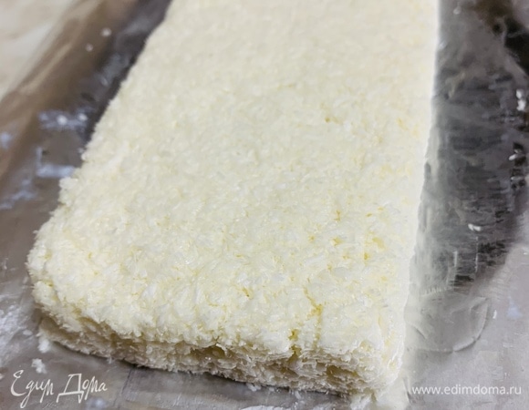 Покрываем доску пищевой пленкой и на ней из смеси формируем плотный прямоугольник, прессуя руками. Ширина бруска равна размеру батончика. Накрываем готовый брусок пищевой пленкой и отправляем в холодильник на пару часов для застывания.