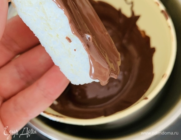 Покрываем шоколадом нижнюю часть батончиков, перекладываем на доску с пищевой пленкой и отправляем ненадолго в холодильник для застывания.