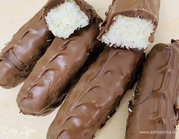 После холодильника батончики поливаем шоколадом и вновь отправляем их до полного застывания в холодильник.