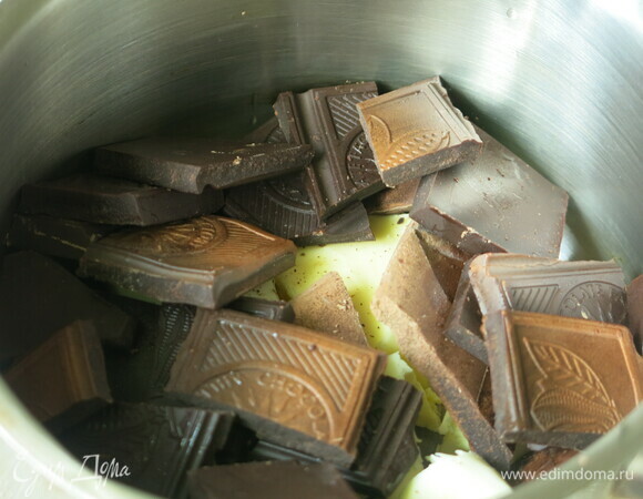 Растапливаем шоколад и масло сливочное.