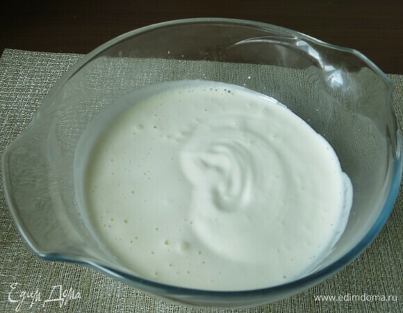 Взбиваем яйца с солью и сахаром.