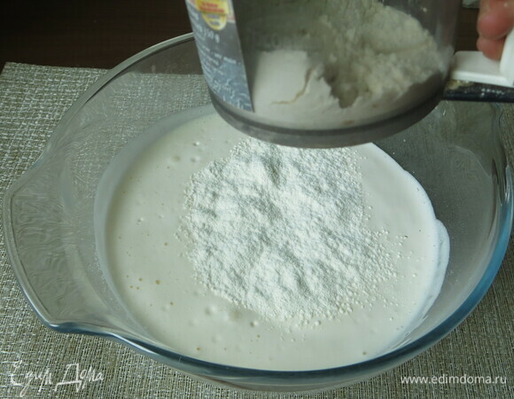 Просеиваем муку с разрыхлителем малыми порциями.