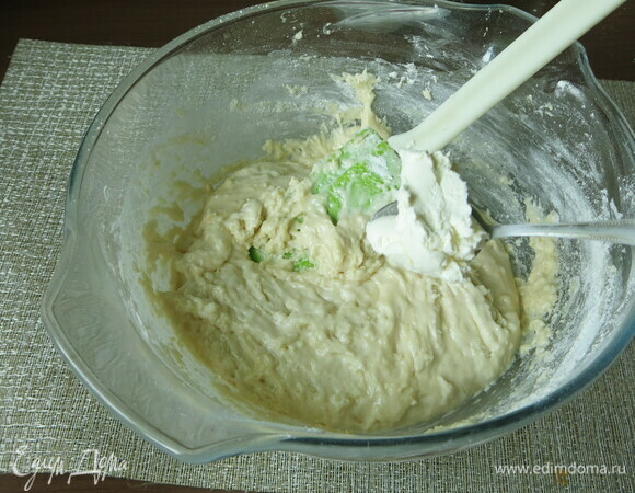 Вмешиваем 125 г маскарпоне, делим тесто на две части.