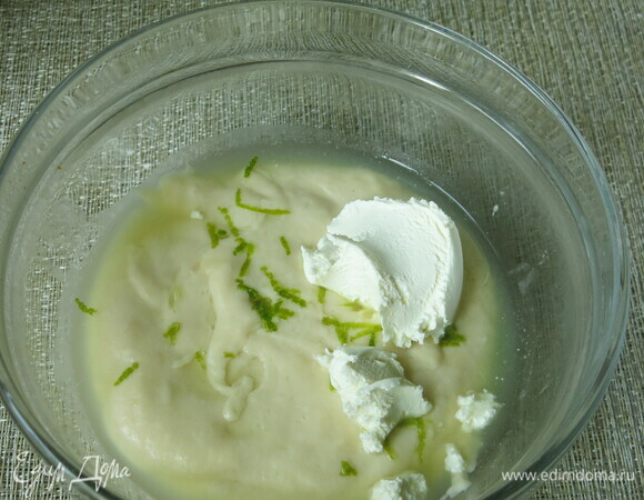 В первую часть кладем цедру и сок лайма, можно заменить лимоном. Выжала половинку лайма, можно сделать более контрастный вкус и влить сок целого цитруса. Вмешиваем 70 г маскарпоне.