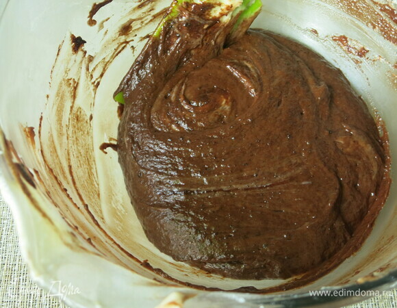 Во вторую половину вливаем шоколад с маслом. Перемешиваем.
