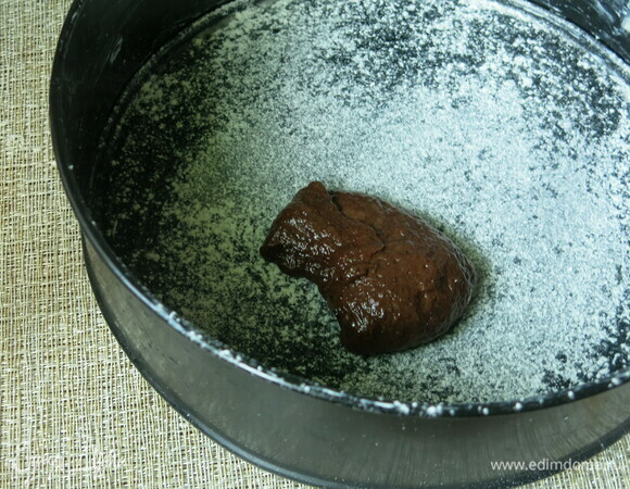 Смазываем форму маслом и посыпаем мукой, выкладываем поочередно тесто.