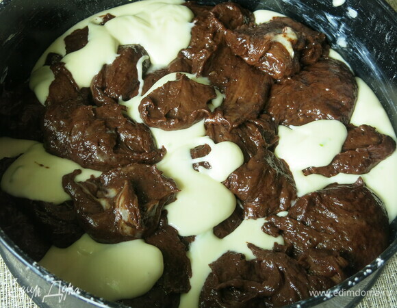 Выкладываем все тесто.