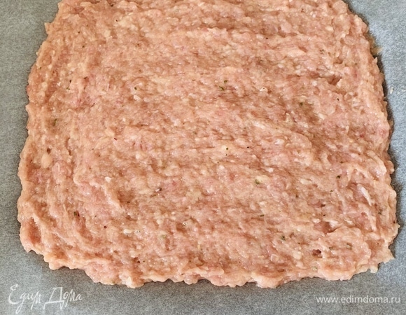 Фарш смешать с яйцом и специями до однородности. Выложить тонким слоем на противень, покрытый пергаментом. Отправить в духовку, разогретую до 190°C, на 10 минут.