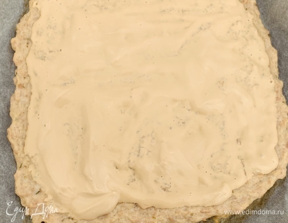 Ингредиенты для соуса смешать до однородности. Нанести на пиццу.