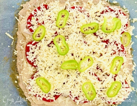 Выложить все остальные ингредиенты: нарезанную грудку, помидоры, болгарский перец (можно острый). Сверху посыпать сыром. Отправить в духовку еще на 20 минут.