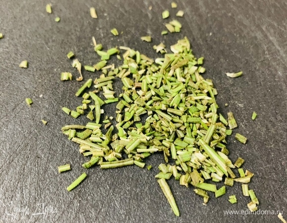 Мелко нарезаем листья розмарина и смешиваем с мучной смесью.