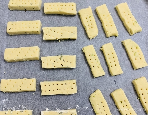 Накалываем печенье вилкой и перекладываем на противень, покрытый пергаментом.