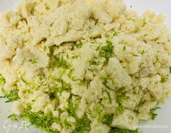 То же самое повторяем с другим куском теста (при желании в него можно добавить цедру лайма или лимона), чтобы сделать в общей сложности 24 печеньки.