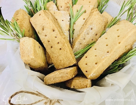 Хранить печенье следует в герметичном контейнере не дольше 5 дней. Также их можно заморозить, обернув в пищевую пленку, а перед подачей разморозить при комнатной температуре.