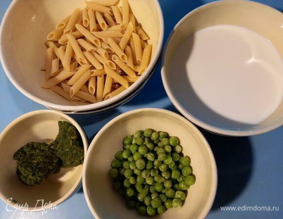 Подготовим ингредиенты для пасты. Много времени это не займет, так как нам не надо ничего мыть, чистить или размораживать. Достали — готово.