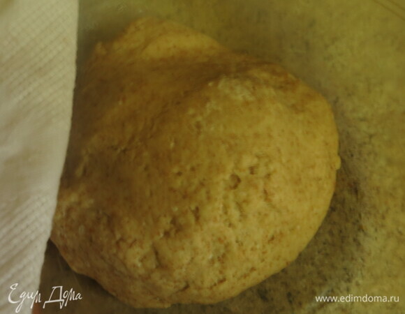 Замешиваем тесто: соединяем два вида муки, дрожжи, вливаем теплую воду, вводим сахар, соль, замешиваем, добавляем масло. Даем настояться под мокрым полотенцем 30–45 минут.