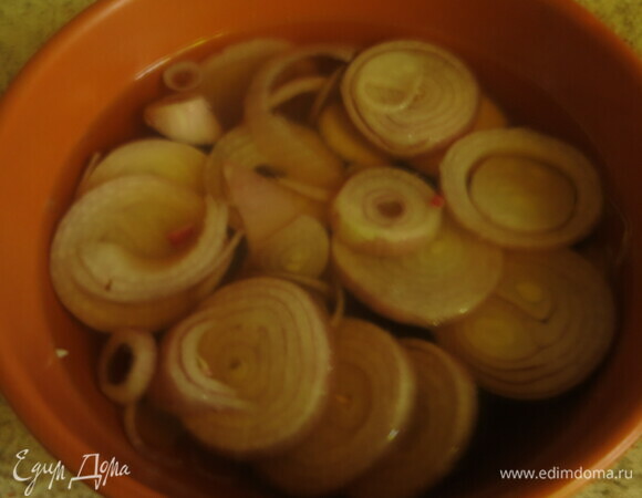 Нарезаем лук и маринуем в горячей воде с уксусом.