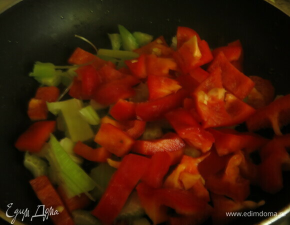 Нарезаем перец, сельдерей и тушим 10 минут.