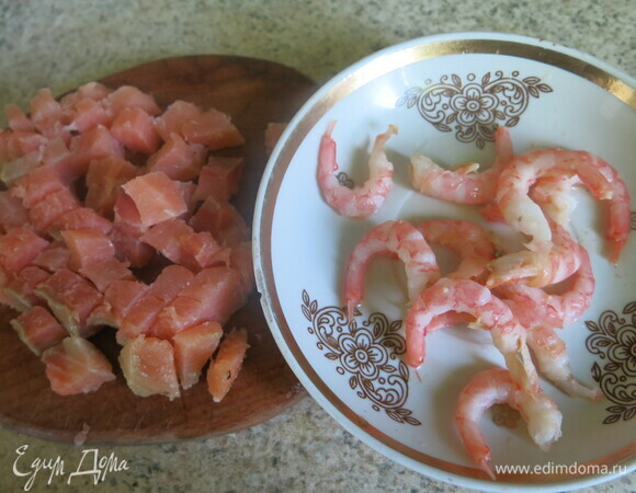 Очищаем креветки и нарезаем рыбу.