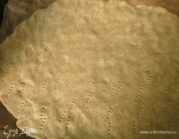 Раскатываем тесто, прокалываем вилкой. Сбрызгиваем маслом.