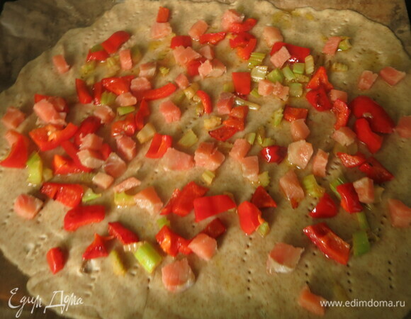 Выкладываем перец, рыбу, сельдерей, сверху — лук, креветки. Добавляем соус. 