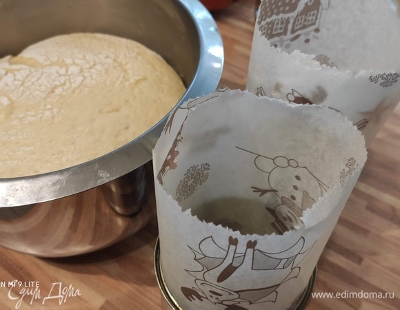 Слегка смазать банку (обычная жестяная банка размером 10 × 10 см) маслом и выложить бумагой для выпечки. Благодаря смазке бумага хорошо прилипает к стенкам банки. Бумага для выпечки должна выступать вверх примерно на 8–10 см, потому что тесто сильно поднимается над формой. Пожалуйста, будьте внимательны и не пораньтесь о край банки!