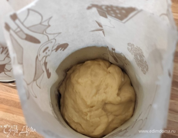 Тесто увеличилось вдвое, теперь его нужно обмять, разделить на две части и каждую часть теста аккуратно выложить в банку. Накрыть сверху пленкой и оставить в теплом месте еще на 1 час.