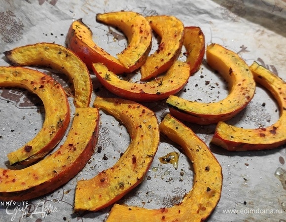 Разогрейте духовку до 200°C, режим «верх/низ». Тыкву сорта хоккаидо используют с кожицей. Разрежьте ее пополам, удалите сердцевину, затем нарежьте дольками толщиной ~ 1,5 см. Выложите тыкву на противень, смажьте чесночной кашицей, сбрызните оливковым маслом, посыпьте листиками тимьяна, перцем, солью и хлопьями красной паприки. Запекайте тыкву около 20–30 минут, пока она не станет мягкой и не потемнеет по краям.