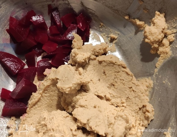 Тем временем можно приготовить хумус. Поместите все ингредиенты в блендер и измельчите до консистенции пасты. Я оставила немного жидкости от нута, чтобы довести хумус до желаемой кремообразной консистенции. Приправить по вкусу солью, перцем, лимонным соком. Если вы используете сухой нут, то его нужно отварить заранее и оставить немного отвара.