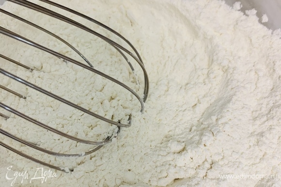 Разогреваем духовку до 200°C. В просеянную муку добавляем сахар, соль и перемешиваем.