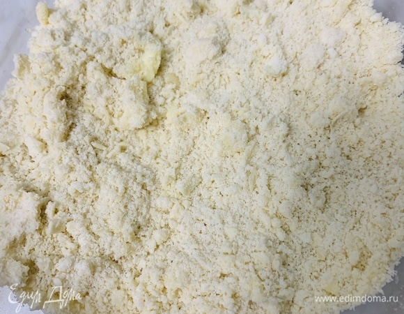 Охлажденное сливочное масло нарезаем мелким кубиком или натираем на терке. Добавляем масло в муку и перетираем руками в крошку.