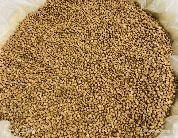 Делаем проколы вилкой по всему тесту, включая боковые части. Сверху теста выкладываем пергамент с грузом. Отправляем в духовку. Через 15 минут достаем его из духовки, убираем груз и возвращаем тесто обратно допекаться еще на 10 минут.