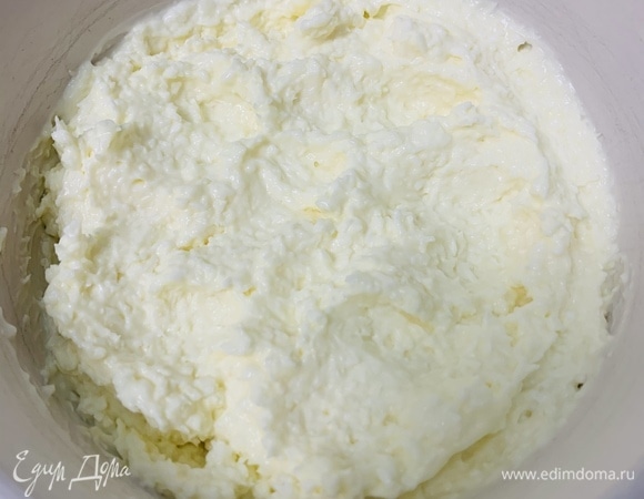 Готовим начинку. Все ингредиенты, кроме груши, смешиваем между собой до однородности. Плоды очищаем от кожуры, вырезаем сердцевину и нарезаем на тонкие ломтики.