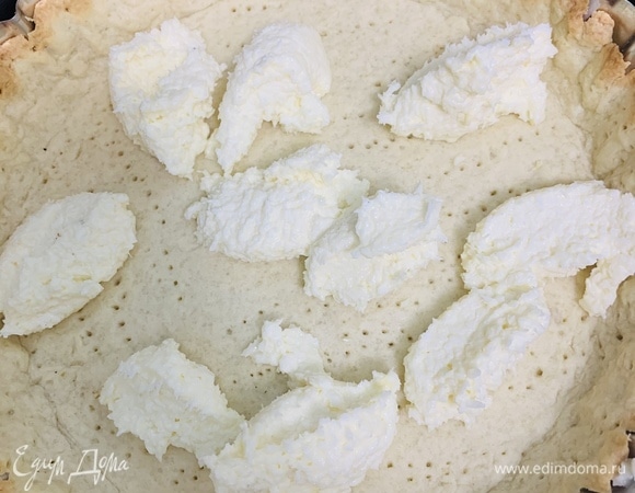 Достаем из духовки полуготовую основу. На нее выкладываем кокосовую начинку и разравниваем.