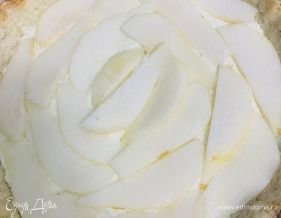 Поверх начинки раскладываем ломтики груши.