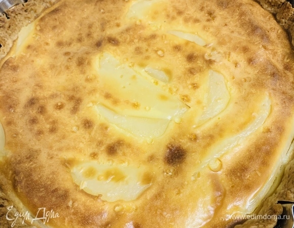 Тарт отправляем в духовку на 5 минут при 200°C. После этого убавляем температуру до 180°C и оставляем выпекаться еще на 40–45 минут.