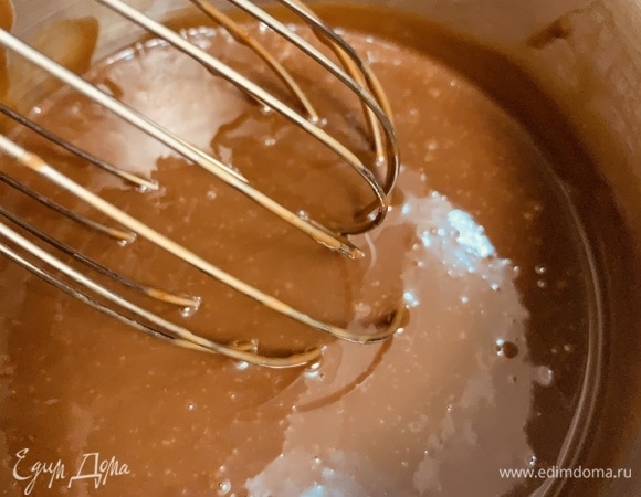 Готовим ганаш. Сливки необходимо вскипятить и снять с огня. Добавляем в них шоколад и размешиваем венчиком до полного его растворения.