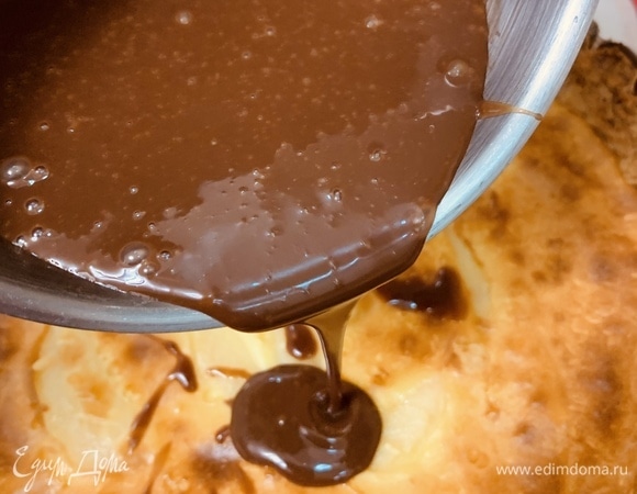 Заливаем ганашем готовый тарт и отправляем в холодильник на несколько часов или на ночь, чтобы ганаш стабилизировался и стал плотным.