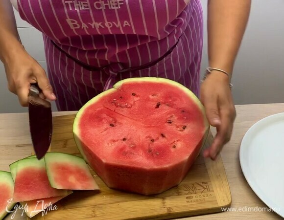 Вырежете из середины арбуза большой круг, очистите его и обсушите полотенцем.