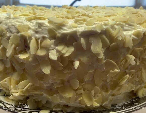 Наконец, посыпаем весь торт миндальной стружкой. Для идеального вкуса его следует поставить в холодильник на 1 час.