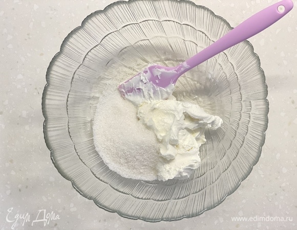 Сливочный сыр смешать с сахаром, хорошо перемешать.