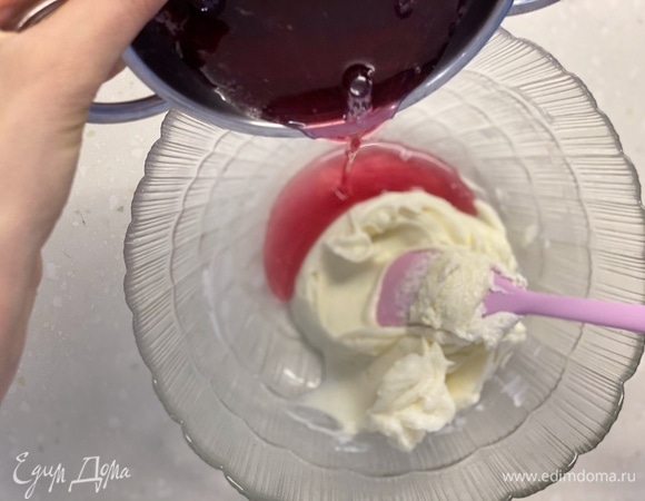 Добавить жидкое, но хорошо остывшее желе. Перемешать.