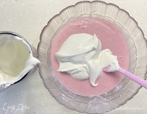 Отдельно взбить сливки до пиков, аккуратно вмешать в сырную смесь.