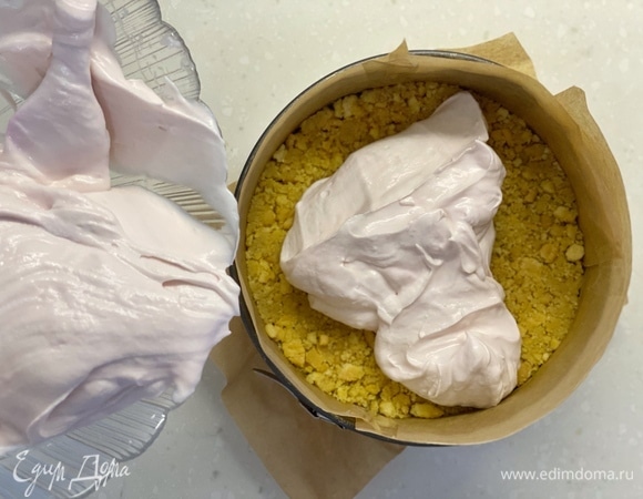 Выложить начинку поверх застывшей основы, разровнять и убрать в холодильник до застывания. Украсить по желанию.