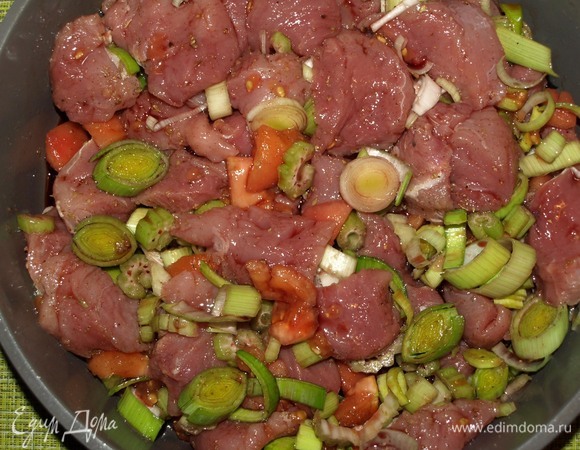 Добавляем приправы, специи и вино. Перемешиваем. Добавляем лавровый лист. Форму закрыть фольгой. И отправляем в заранее разогретую до 180°C духовку на 1 час 20 минут. Время запекания может составлять от 1 до 1,5 часов.