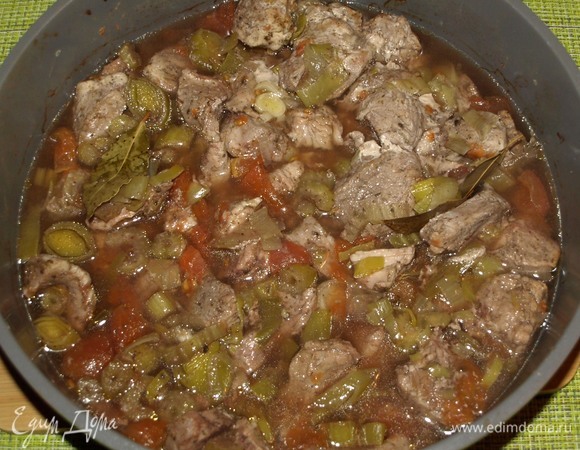 Достаем готовую свинину. Даем постоять 10 минут. Можно подавать.