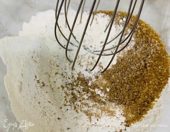 Разогреваем духовку до 180°C. Соединяем просеянную муку с сахаром и разрыхлителем. Перемешиваем.