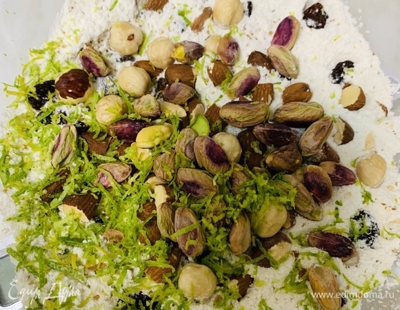 Добавляем изюм, орехи, цедру (апельсиновую можно заменить на лайм или лимон) и снова перемешиваем.